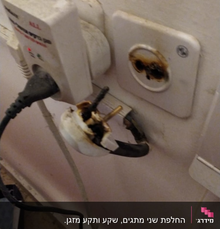 תקע שרוף בשקע חשמל עם חוטים חשופים